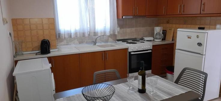Maria'S Apartment Порос Экстерьер фото